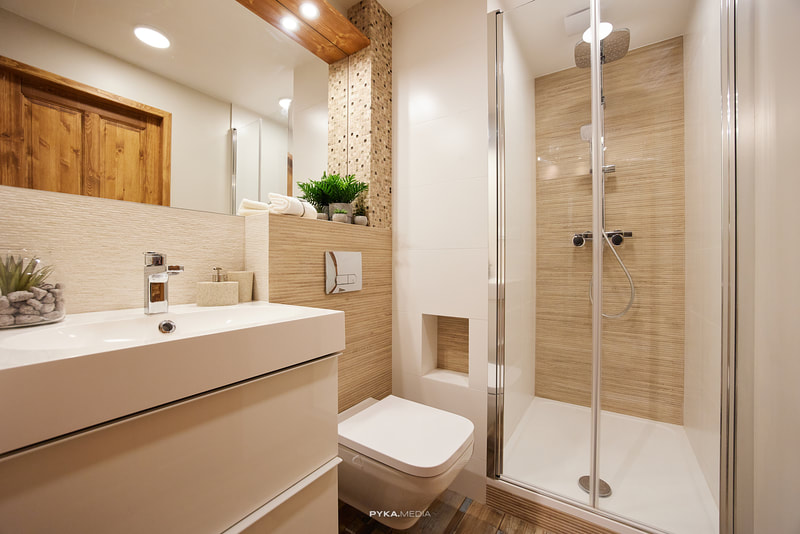 nowoczesna i stylowa łazienka z prysznicem. duże lustro. 